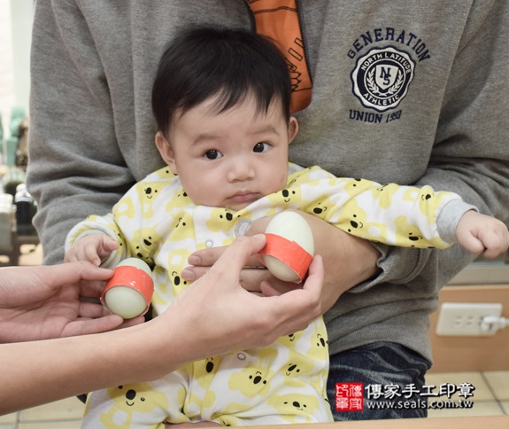 剃胎毛、滿月剃頭、嬰兒剃頭、嬰兒理髮、嬰兒剃髮、嬰兒剃胎毛、嬰兒滿月剃頭、寶寶剃頭、剃胎毛儀式、剃胎毛吉祥話、滿月剃頭儀式、滿月剃頭吉祥話、寶寶剃胎毛、寶寶滿月剃頭理髮、 新北永和區剃胎毛、新北永和區滿月剃頭、新北永和區嬰兒剃頭剃胎毛、新北永和區嬰兒理髮、新北永和區嬰兒剃髮、彭寶寶(新北永和區嬰兒寶寶滿月剃頭理髮、免費嬰兒剃胎毛儀式吉祥話)。中國風會場，爸媽寶貝免費穿「日中韓」古裝禮服。專業拍照、DVD光碟、證書。★購買「臍帶章、肚臍章、胎毛筆刷印章」贈送：剃頭、收涎、抓周，三選一。2015.12.13 照片4