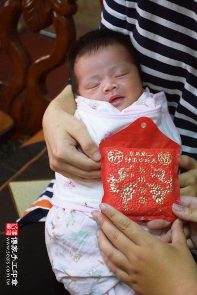 剃胎毛、滿月剃頭、嬰兒剃頭、嬰兒理髮、嬰兒剃髮、嬰兒剃胎毛、嬰兒滿月剃頭、寶寶剃頭、剃胎毛儀式、剃胎毛吉祥話、滿月剃頭儀式、滿月剃頭吉祥話、寶寶剃胎毛、寶寶滿月剃頭理髮、 台中北區剃胎毛、台中北區滿月剃頭、 台中北區嬰兒剃頭剃胎毛、台中北區嬰兒理髮、台中北區嬰兒剃髮、游寶寶(台中北區到府嬰兒寶寶滿月剃頭理髮、免費到府嬰兒剃胎毛儀式吉祥話)。到府剃頭剃胎毛主持、專業拍照、DVD光碟、證書。★購買「臍帶章、肚臍章、胎毛筆刷印章」贈送：剃頭、收涎、抓周，三選一。2016.04.07  照片6