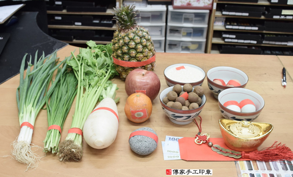 李寶寶(新北永和區嬰兒寶寶滿月剃頭理髮、免費嬰兒剃胎毛儀式吉祥話)。中國風會場，爸媽寶貝免費穿「日中韓」古裝禮服。專業拍照、DVD光碟、證書。★購買「臍帶章、肚臍章、胎毛筆刷印章」贈送：剃頭、收涎、抓周，三選一。 2015.11.29 照片1