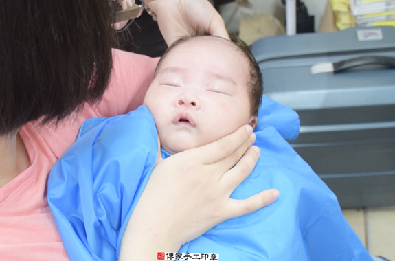剃胎毛、滿月剃頭、嬰兒剃頭、嬰兒理髮、嬰兒剃髮、嬰兒剃胎毛、嬰兒滿月剃頭、寶寶剃頭、剃胎毛儀式、剃胎毛吉祥話、滿月剃頭儀式、滿月剃頭吉祥話、寶寶剃胎毛、寶寶滿月剃頭理髮、 新北永和區剃胎毛、新北永和區滿月剃頭、新北永和區嬰兒剃頭剃胎毛、新北永和區嬰兒理髮、新北永和區嬰兒剃髮、 郭寶寶(新北永和區嬰兒寶寶滿月剃頭理髮、免費嬰兒剃胎毛儀式吉祥話)。中國風會場，爸媽寶貝免費穿「日中韓」古裝禮服。專業拍照、DVD光碟、證書。★購買「臍帶章、肚臍章、胎毛筆刷印章」贈送：剃頭、收涎、抓周，三選一。2015.12.10 照片15