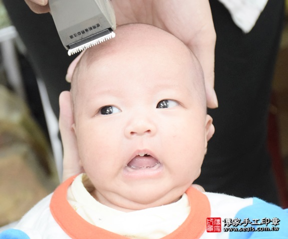 剃胎毛、滿月剃頭、嬰兒剃頭、嬰兒理髮、嬰兒剃髮、嬰兒剃胎毛、嬰兒滿月剃頭、寶寶剃頭、剃胎毛儀式、剃胎毛吉祥話、滿月剃頭儀式、滿月剃頭吉祥話、寶寶剃胎毛、寶寶滿月剃頭理髮、新北永和區剃胎毛、新北永和區滿月剃頭、新北永和區嬰兒剃頭剃胎毛、新北永和區嬰兒理髮、新北永和區嬰兒剃髮、林寶寶(新北永和區嬰兒寶寶滿月剃頭理髮、免費嬰兒剃胎毛儀式吉祥話)。中國風會場，爸媽寶貝免費穿「日中韓」古裝禮服。專業拍照、DVD光碟、證書。★購買「臍帶章、肚臍章、胎毛筆刷印章」贈送：剃頭、收涎、抓周，三選一。2015.12.18 照片18