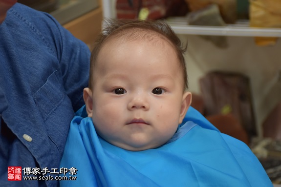 剃胎毛、滿月剃頭、嬰兒剃頭、嬰兒理髮、嬰兒剃髮、嬰兒剃胎毛、嬰兒滿月剃頭、寶寶剃頭、剃胎毛儀式、剃胎毛吉祥話、滿月剃頭儀式、滿月剃頭吉祥話、寶寶剃胎毛、寶寶滿月剃頭理髮、 新北市永和地區剃胎毛、新北市永和地區滿月剃頭、新北市永和地區嬰兒剃頭剃胎毛、新北市永和地區嬰兒理髮、新北市嬰兒剃髮、劉寶寶(新北永和區嬰兒寶寶滿月剃頭理髮、免費嬰兒剃胎毛儀式吉祥話)。中國風會場，爸媽寶貝免費穿「日中韓」古裝禮服。專業拍照、DVD光碟、證書。★購買「臍帶章、肚臍章、胎毛筆刷印章」贈送：剃頭、收涎、抓周，三選一。2017.09.09照片16