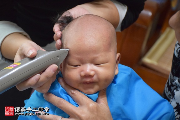 剃胎毛、滿月剃頭、嬰兒剃頭、嬰兒理髮、嬰兒剃髮、嬰兒剃胎毛、嬰兒滿月剃頭、寶寶剃頭、剃胎毛儀式、剃胎毛吉祥話、滿月剃頭儀式、滿月剃頭吉祥話、寶寶剃胎毛、寶寶滿月剃頭理髮、 新北市淡水地區剃胎毛、新北市淡水地區滿月剃頭、新北市淡水地區嬰兒剃頭剃胎毛、新北市淡水地區嬰兒理髮、新北市嬰兒剃髮、許寶寶(新北淡水區到府嬰兒寶寶滿月剃頭理髮、免費到府嬰兒剃胎毛儀式吉祥話)。到府剃頭剃胎毛主持、專業拍照、DVD光碟、證書。★購買「臍帶章、肚臍章、胎毛筆刷印章」贈送：剃頭、收涎、抓周，三選一。2017.11.21照片17