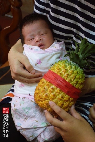 剃胎毛、滿月剃頭、嬰兒剃頭、嬰兒理髮、嬰兒剃髮、嬰兒剃胎毛、嬰兒滿月剃頭、寶寶剃頭、剃胎毛儀式、剃胎毛吉祥話、滿月剃頭儀式、滿月剃頭吉祥話、寶寶剃胎毛、寶寶滿月剃頭理髮、 台中北區剃胎毛、台中北區滿月剃頭、 台中北區嬰兒剃頭剃胎毛、台中北區嬰兒理髮、台中北區嬰兒剃髮、游寶寶(台中北區到府嬰兒寶寶滿月剃頭理髮、免費到府嬰兒剃胎毛儀式吉祥話)。到府剃頭剃胎毛主持、專業拍照、DVD光碟、證書。★購買「臍帶章、肚臍章、胎毛筆刷印章」贈送：剃頭、收涎、抓周，三選一。2016.04.07  照片11