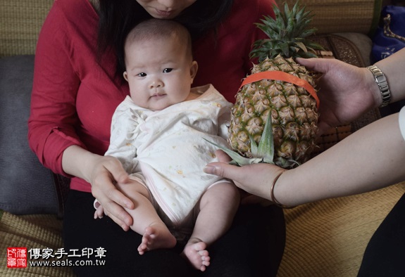 剃胎毛、滿月剃頭、嬰兒剃頭、嬰兒理髮、嬰兒剃髮、嬰兒剃胎毛、嬰兒滿月剃頭、寶寶剃頭、剃胎毛儀式、剃胎毛吉祥話、滿月剃頭儀式、滿月剃頭吉祥話、寶寶剃胎毛、寶寶滿月剃頭理髮、 台北中正區剃胎毛、台北中正區滿月剃頭、 台北中正區嬰兒剃頭剃胎毛、台北中正區嬰兒理髮、台北中正區嬰兒剃髮、張妹妹(台北中正區到府嬰兒寶寶滿月剃頭理髮、免費到府嬰兒剃胎毛儀式吉祥話)。到府剃頭剃胎毛主持、專業拍照、DVD光碟、證書。★購買「臍帶章、肚臍章、胎毛筆刷印章」贈送：剃頭、收涎、抓周，三選一。2016.04.16  照片11
