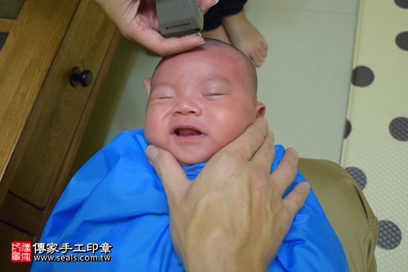 剃胎毛、滿月剃頭、嬰兒剃頭、嬰兒理髮、嬰兒剃髮、嬰兒剃胎毛、嬰兒滿月剃頭、寶寶剃頭、剃胎毛儀式、剃胎毛吉祥話、滿月剃頭儀式、滿月剃頭吉祥話、寶寶剃胎毛、寶寶滿月剃頭理髮、 新竹縣竹東地區剃胎毛、新竹縣竹東地區滿月剃頭、新竹縣竹東地區嬰兒剃頭剃胎毛、新竹縣竹東地區嬰兒理髮、新竹縣嬰兒剃髮、陳寶寶(新竹竹東鎮到府嬰兒寶寶滿月剃頭理髮、免費到府嬰兒剃胎毛儀式吉祥話)。到府剃頭剃胎毛主持、專業拍照、DVD光碟、證書。★購買「臍帶章、肚臍章、胎毛筆刷印章」贈送：剃頭、收涎、抓周，三選一。2017.11.25照片18
