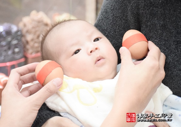 剃胎毛、滿月剃頭、嬰兒剃頭、嬰兒理髮、嬰兒剃髮、嬰兒剃胎毛、嬰兒滿月剃頭、寶寶剃頭、剃胎毛儀式、剃胎毛吉祥話、滿月剃頭儀式、滿月剃頭吉祥話、寶寶剃胎毛、寶寶滿月剃頭理髮、新北永和區剃胎毛、新北永和區滿月剃頭、新北永和區嬰兒剃頭剃胎毛、新北永和區嬰兒理髮、新北永和區嬰兒剃髮、周寶寶(新北永和區嬰兒寶寶滿月剃頭理髮、免費嬰兒剃胎毛儀式吉祥話)。中國風會場，爸媽寶貝免費穿「日中韓」古裝禮服。專業拍照、DVD光碟、證書。★購買「臍帶章、肚臍章、胎毛筆刷印章」贈送：剃頭、收涎、抓周，三選一。2015.12.19 照片3