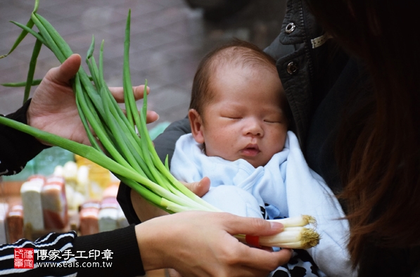 剃胎毛、滿月剃頭、嬰兒剃頭、嬰兒理髮、嬰兒剃髮、嬰兒剃胎毛、嬰兒滿月剃頭、寶寶剃頭、剃胎毛儀式、剃胎毛吉祥話、滿月剃頭儀式、滿月剃頭吉祥話、寶寶剃胎毛、寶寶滿月剃頭理髮、新北永和區剃胎毛、新北永和區滿月剃頭、新北永和區嬰兒剃頭剃胎毛、新北永和區嬰兒理髮、新北永和區嬰兒剃髮、游寶寶(新北永和區嬰兒寶寶滿月剃頭理髮、免費嬰兒剃胎毛儀式吉祥話)。中國風會場，爸媽寶貝免費穿「日中韓」古裝禮服。專業拍照、DVD光碟、證書。★購買「臍帶章、肚臍章、胎毛筆刷印章」贈送：剃頭、收涎、抓周，三選一。2016.02.21 照片12