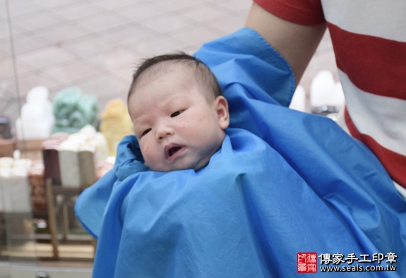 剃胎毛、滿月剃頭、嬰兒剃頭、嬰兒理髮、嬰兒剃髮、嬰兒剃胎毛、嬰兒滿月剃頭、寶寶剃頭、剃胎毛儀式、剃胎毛吉祥話、滿月剃頭儀式、滿月剃頭吉祥話、寶寶剃胎毛、寶寶滿月剃頭理髮、新北永和區剃胎毛、新北永和區滿月剃頭、新北永和區嬰兒剃頭剃胎毛、新北永和區嬰兒理髮、新北永和區嬰兒剃髮、王寶寶(新北永和區嬰兒寶寶滿月剃頭理髮、免費嬰兒剃胎毛儀式吉祥話)。中國風會場，爸媽寶貝免費穿「日中韓」古裝禮服。專業拍照、DVD光碟、證書。★購買「臍帶章、肚臍章、胎毛筆刷印章」贈送：剃頭、收涎、抓周，三選一。2016.05.14  照片16