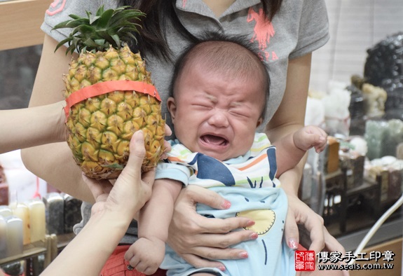 剃胎毛、滿月剃頭、嬰兒剃頭、嬰兒理髮、嬰兒剃髮、嬰兒剃胎毛、嬰兒滿月剃頭、寶寶剃頭、剃胎毛儀式、剃胎毛吉祥話、滿月剃頭儀式、滿月剃頭吉祥話、寶寶剃胎毛、寶寶滿月剃頭理髮、新北永和區剃胎毛、新北永和區滿月剃頭、新北永和區嬰兒剃頭剃胎毛、新北永和區嬰兒理髮、新北永和區嬰兒剃髮、張寶寶(新北永和區嬰兒寶寶滿月剃頭理髮、免費嬰兒剃胎毛儀式吉祥話)。中國風會場，爸媽寶貝免費穿「日中韓」古裝禮服。專業拍照、DVD光碟、證書。★購買「臍帶章、肚臍章、胎毛筆刷印章」贈送：剃頭、收涎、抓周，三選一。2016.05.21  照片14