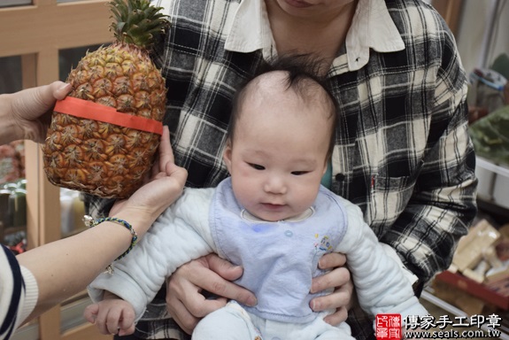 剃胎毛、滿月剃頭、嬰兒剃頭、嬰兒理髮、嬰兒剃髮、嬰兒剃胎毛、嬰兒滿月剃頭、寶寶剃頭、剃胎毛儀式、剃胎毛吉祥話、滿月剃頭儀式、滿月剃頭吉祥話、寶寶剃胎毛、寶寶滿月剃頭理髮、新北永和區剃胎毛、新北永和區滿月剃頭、新北永和區嬰兒剃頭剃胎毛、新北永和區嬰兒理髮、新北永和區嬰兒剃髮、周寶寶(新北永和區嬰兒寶寶滿月剃頭理髮、免費嬰兒剃胎毛儀式吉祥話)。中國風會場，爸媽寶貝免費穿「日中韓」古裝禮服。專業拍照、DVD光碟、證書。★購買「臍帶章、肚臍章、胎毛筆刷印章」贈送：剃頭、收涎、抓周，三選一。2016.03.31 照片14