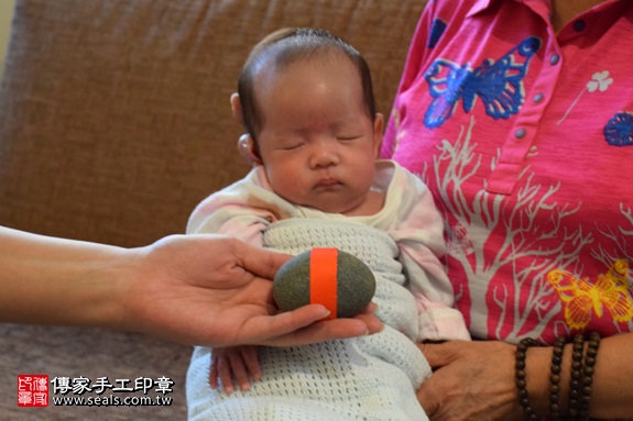 剃胎毛、滿月剃頭、嬰兒剃頭、嬰兒理髮、嬰兒剃髮、嬰兒剃胎毛、嬰兒滿月剃頭、寶寶剃頭、剃胎毛儀式、剃胎毛吉祥話、滿月剃頭儀式、滿月剃頭吉祥話、寶寶剃胎毛、寶寶滿月剃頭理髮、 新北市北投地區剃胎毛、新北市北投地區滿月剃頭、新北市北投地區嬰兒剃頭剃胎毛、新北市北投地區嬰兒理髮、新北市嬰兒剃髮、蘇寶寶(新北北投區到府嬰兒寶寶滿月剃頭理髮、免費到府嬰兒剃胎毛儀式吉祥話)。到府剃頭剃胎毛主持、專業拍照、DVD光碟、證書。★購買「臍帶章、肚臍章、胎毛筆刷印章」贈送：剃頭、收涎、抓周，三選一。2017.09.18照片8