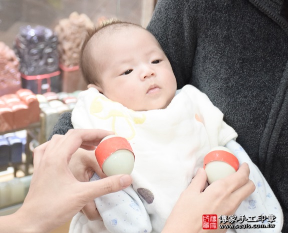 剃胎毛、滿月剃頭、嬰兒剃頭、嬰兒理髮、嬰兒剃髮、嬰兒剃胎毛、嬰兒滿月剃頭、寶寶剃頭、剃胎毛儀式、剃胎毛吉祥話、滿月剃頭儀式、滿月剃頭吉祥話、寶寶剃胎毛、寶寶滿月剃頭理髮、新北永和區剃胎毛、新北永和區滿月剃頭、新北永和區嬰兒剃頭剃胎毛、新北永和區嬰兒理髮、新北永和區嬰兒剃髮、周寶寶(新北永和區嬰兒寶寶滿月剃頭理髮、免費嬰兒剃胎毛儀式吉祥話)。中國風會場，爸媽寶貝免費穿「日中韓」古裝禮服。專業拍照、DVD光碟、證書。★購買「臍帶章、肚臍章、胎毛筆刷印章」贈送：剃頭、收涎、抓周，三選一。2015.12.19 照片4
