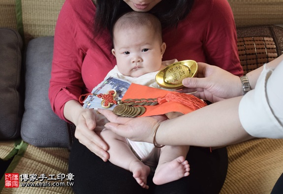 剃胎毛、滿月剃頭、嬰兒剃頭、嬰兒理髮、嬰兒剃髮、嬰兒剃胎毛、嬰兒滿月剃頭、寶寶剃頭、剃胎毛儀式、剃胎毛吉祥話、滿月剃頭儀式、滿月剃頭吉祥話、寶寶剃胎毛、寶寶滿月剃頭理髮、 台北中正區剃胎毛、台北中正區滿月剃頭、 台北中正區嬰兒剃頭剃胎毛、台北中正區嬰兒理髮、台北中正區嬰兒剃髮、張妹妹(台北中正區到府嬰兒寶寶滿月剃頭理髮、免費到府嬰兒剃胎毛儀式吉祥話)。到府剃頭剃胎毛主持、專業拍照、DVD光碟、證書。★購買「臍帶章、肚臍章、胎毛筆刷印章」贈送：剃頭、收涎、抓周，三選一。2016.04.16  照片12