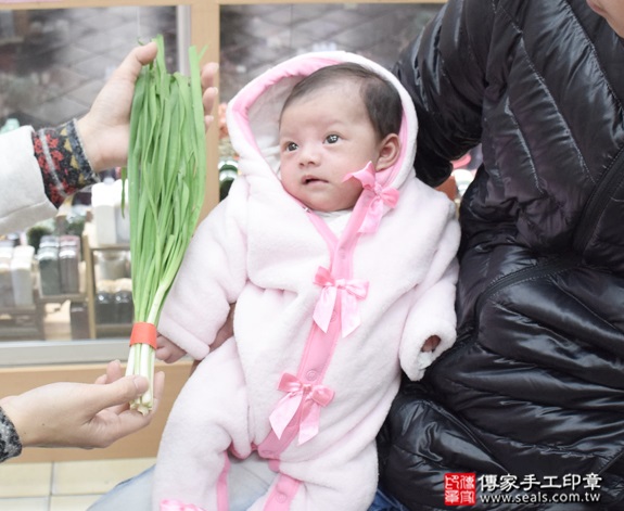 剃胎毛、滿月剃頭、嬰兒剃頭、嬰兒理髮、嬰兒剃髮、嬰兒剃胎毛、嬰兒滿月剃頭、寶寶剃頭、剃胎毛儀式、剃胎毛吉祥話、滿月剃頭儀式、滿月剃頭吉祥話、寶寶剃胎毛、寶寶滿月剃頭理髮、新北永和區剃胎毛、新北永和區滿月剃頭、新北永和區嬰兒剃頭剃胎毛、新北永和區嬰兒理髮、新北永和區嬰兒剃髮、林寶寶(新北永和區嬰兒寶寶滿月剃頭理髮、免費嬰兒剃胎毛儀式吉祥話)。中國風會場，爸媽寶貝免費穿「日中韓」古裝禮服。專業拍照、DVD光碟、證書。★購買「臍帶章、肚臍章、胎毛筆刷印章」贈送：剃頭、收涎、抓周，三選一。2016.01.12 照片9