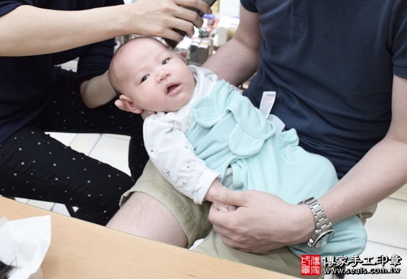 剃胎毛、滿月剃頭、嬰兒剃頭、嬰兒理髮、嬰兒剃髮、嬰兒剃胎毛、嬰兒滿月剃頭、寶寶剃頭、剃胎毛儀式、剃胎毛吉祥話、滿月剃頭儀式、滿月剃頭吉祥話、寶寶剃胎毛、寶寶滿月剃頭理髮、新北永和區剃胎毛、新北永和區滿月剃頭、新北永和區嬰兒剃頭剃胎毛、新北永和區嬰兒理髮、新北永和區嬰兒剃髮、林寶寶(新北永和區嬰兒寶寶滿月剃頭理髮、免費嬰兒剃胎毛儀式吉祥話)。中國風會場，爸媽寶貝免費穿「日中韓」古裝禮服。專業拍照、DVD光碟、證書。★購買「臍帶章、肚臍章、胎毛筆刷印章」贈送：剃頭、收涎、抓周，三選一。2016.04.09  照片14