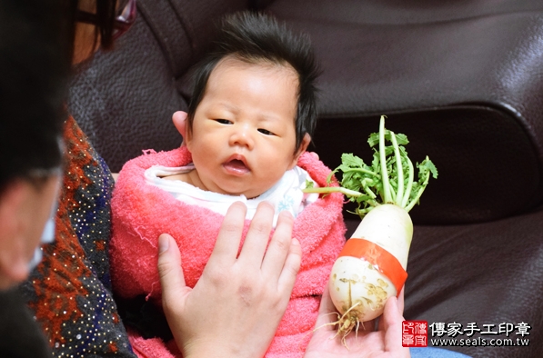 剃胎毛、滿月剃頭、嬰兒剃頭、嬰兒理髮、嬰兒剃髮、嬰兒剃胎毛、嬰兒滿月剃頭、寶寶剃頭、剃胎毛儀式、剃胎毛吉祥話、滿月剃頭儀式、滿月剃頭吉祥話、寶寶剃胎毛、寶寶滿月剃頭理髮、 新竹市剃胎毛、新竹市滿月剃頭、 新竹市嬰兒剃頭剃胎毛、新竹市嬰兒理髮、新竹市嬰兒剃髮、小雨衣(新竹市到府嬰兒寶寶滿月剃頭理髮、免費到府嬰兒剃胎毛儀式吉祥話)。到府剃頭剃胎毛主持、專業拍照、DVD光碟、證書。★購買「臍帶章、肚臍章、胎毛筆刷印章」贈送：剃頭、收涎、抓周，三選一。2016.02.21 照片13