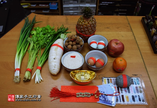 剃胎毛、滿月剃頭、嬰兒剃頭、嬰兒理髮、嬰兒剃髮、嬰兒剃胎毛、嬰兒滿月剃頭、寶寶剃頭、剃胎毛儀式、剃胎毛吉祥話、滿月剃頭儀式、滿月剃頭吉祥話、寶寶剃胎毛、寶寶滿月剃頭理髮、新北永和區剃胎毛、新北永和區滿月剃頭、新北永和區嬰兒剃頭剃胎毛、新北永和區嬰兒理髮、新北永和區嬰兒剃髮、許寶寶們(新北永和區嬰兒寶寶滿月剃頭理髮、免費嬰兒剃胎毛儀式吉祥話)。中國風會場，爸媽寶貝免費穿「日中韓」古裝禮服。專業拍照、DVD光碟、證書。★購買「臍帶章、肚臍章、胎毛筆刷印章」贈送：剃頭、收涎、抓周，三選一。2016.03.26  照片1