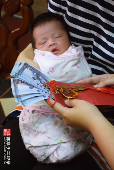 剃胎毛、滿月剃頭、嬰兒剃頭、嬰兒理髮、嬰兒剃髮、嬰兒剃胎毛、嬰兒滿月剃頭、寶寶剃頭、剃胎毛儀式、剃胎毛吉祥話、滿月剃頭儀式、滿月剃頭吉祥話、寶寶剃胎毛、寶寶滿月剃頭理髮、 台中北區剃胎毛、台中北區滿月剃頭、 台中北區嬰兒剃頭剃胎毛、台中北區嬰兒理髮、台中北區嬰兒剃髮、游寶寶(台中北區到府嬰兒寶寶滿月剃頭理髮、免費到府嬰兒剃胎毛儀式吉祥話)。到府剃頭剃胎毛主持、專業拍照、DVD光碟、證書。★購買「臍帶章、肚臍章、胎毛筆刷印章」贈送：剃頭、收涎、抓周，三選一。2016.04.07  照片12