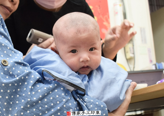 劉寶寶(新北永和區嬰兒寶寶滿月剃頭理髮、免費嬰兒剃胎毛儀式吉祥話)。中國風會場，爸媽寶貝免費穿「日中韓」古裝禮服。專業拍照、DVD光碟、證書。★購買「臍帶章、肚臍章、胎毛筆刷印章」贈送：剃頭、收涎、抓周，三選一。 2015.11.26 照片16