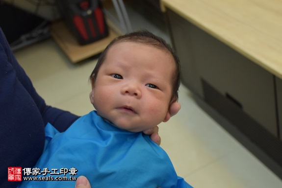 剃胎毛、滿月剃頭、嬰兒剃頭、嬰兒理髮、嬰兒剃髮、嬰兒剃胎毛、嬰兒滿月剃頭、寶寶剃頭、剃胎毛儀式、剃胎毛吉祥話、滿月剃頭儀式、滿月剃頭吉祥話、寶寶剃胎毛、寶寶滿月剃頭理髮、 新北市三重地區剃胎毛、新北市三重地區滿月剃頭、新北市三重地區嬰兒剃頭剃胎毛、新北市三重地區嬰兒理髮、新北市嬰兒剃髮、沈寶寶(新北三重區到府嬰兒寶寶滿月剃頭理髮、免費到府嬰兒剃胎毛儀式吉祥話)。到府剃頭剃胎毛主持、專業拍照、DVD光碟、證書。★購買「臍帶章、肚臍章、胎毛筆刷印章」贈送：剃頭、收涎、抓周，三選一。2017.11.17照片17
