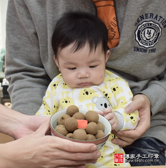 剃胎毛、滿月剃頭、嬰兒剃頭、嬰兒理髮、嬰兒剃髮、嬰兒剃胎毛、嬰兒滿月剃頭、寶寶剃頭、剃胎毛儀式、剃胎毛吉祥話、滿月剃頭儀式、滿月剃頭吉祥話、寶寶剃胎毛、寶寶滿月剃頭理髮、 新北永和區剃胎毛、新北永和區滿月剃頭、新北永和區嬰兒剃頭剃胎毛、新北永和區嬰兒理髮、新北永和區嬰兒剃髮、彭寶寶(新北永和區嬰兒寶寶滿月剃頭理髮、免費嬰兒剃胎毛儀式吉祥話)。中國風會場，爸媽寶貝免費穿「日中韓」古裝禮服。專業拍照、DVD光碟、證書。★購買「臍帶章、肚臍章、胎毛筆刷印章」贈送：剃頭、收涎、抓周，三選一。2015.12.13 照片6