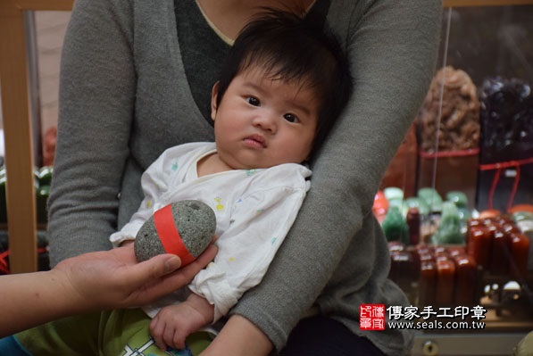 剃胎毛、滿月剃頭、嬰兒剃頭、嬰兒理髮、嬰兒剃髮、嬰兒剃胎毛、嬰兒滿月剃頭、寶寶剃頭、剃胎毛儀式、剃胎毛吉祥話、滿月剃頭儀式、滿月剃頭吉祥話、寶寶剃胎毛、寶寶滿月剃頭理髮、新北永和區剃胎毛、新北永和區滿月剃頭、新北永和區嬰兒剃頭剃胎毛、新北永和區嬰兒理髮、新北永和區嬰兒剃髮、鐘寶寶(新北永和區嬰兒寶寶滿月剃頭理髮、免費嬰兒剃胎毛儀式吉祥話)。中國風會場，爸媽寶貝免費穿「日中韓」古裝禮服。專業拍照、DVD光碟、證書。★購買「臍帶章、肚臍章、胎毛筆刷印章」贈送：剃頭、收涎、抓周，三選一。2016.04.06  照片6