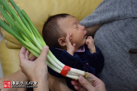 剃胎毛、滿月剃頭、嬰兒剃頭、嬰兒理髮、嬰兒剃髮、嬰兒剃胎毛、嬰兒滿月剃頭、寶寶剃頭、剃胎毛儀式、剃胎毛吉祥話、滿月剃頭儀式、滿月剃頭吉祥話、寶寶剃胎毛、寶寶滿月剃頭理髮、 新北三重區剃胎毛、新北三重區滿月剃頭、 新北三重區嬰兒剃頭剃胎毛、新北三重區嬰兒理髮、新北三重區嬰兒剃髮、黃寶寶(新北三重區到府嬰兒寶寶滿月剃頭理髮、免費到府嬰兒剃胎毛儀式吉祥話)。到府剃頭剃胎毛主持、專業拍照、DVD光碟、證書。★購買「臍帶章、肚臍章、胎毛筆刷印章」贈送：剃頭、收涎、抓周，三選一。2016.12.24  照片11