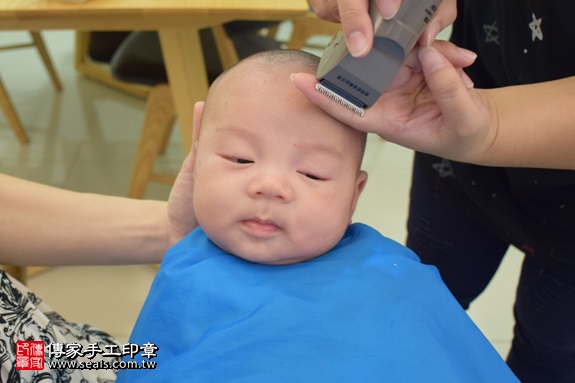 剃胎毛、滿月剃頭、嬰兒剃頭、嬰兒理髮、嬰兒剃髮、嬰兒剃胎毛、嬰兒滿月剃頭、寶寶剃頭、剃胎毛儀式、剃胎毛吉祥話、滿月剃頭儀式、滿月剃頭吉祥話、寶寶剃胎毛、寶寶滿月剃頭理髮、 新北市永和地區剃胎毛、新北市永和地區滿月剃頭、新北市永和地區嬰兒剃頭剃胎毛、新北市永和地區嬰兒理髮、新北市嬰兒剃髮、王寶寶(新北永和區府嬰兒寶寶滿月剃頭理髮、免費到府嬰兒剃胎毛儀式吉祥話)。到府剃頭剃胎毛主持、專業拍照、DVD光碟、證書。★購買「臍帶章、肚臍章、胎毛筆刷印章」贈送：剃頭、收涎、抓周，三選一。2017.09.15照片17