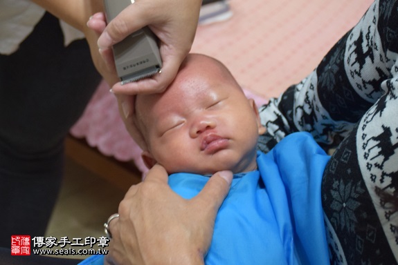剃胎毛、滿月剃頭、嬰兒剃頭、嬰兒理髮、嬰兒剃髮、嬰兒剃胎毛、嬰兒滿月剃頭、寶寶剃頭、剃胎毛儀式、剃胎毛吉祥話、滿月剃頭儀式、滿月剃頭吉祥話、寶寶剃胎毛、寶寶滿月剃頭理髮、 新北市淡水地區剃胎毛、新北市淡水地區滿月剃頭、新北市淡水地區嬰兒剃頭剃胎毛、新北市淡水地區嬰兒理髮、新北市嬰兒剃髮、許寶寶(新北淡水區到府嬰兒寶寶滿月剃頭理髮、免費到府嬰兒剃胎毛儀式吉祥話)。到府剃頭剃胎毛主持、專業拍照、DVD光碟、證書。★購買「臍帶章、肚臍章、胎毛筆刷印章」贈送：剃頭、收涎、抓周，三選一。2017.11.21照片18