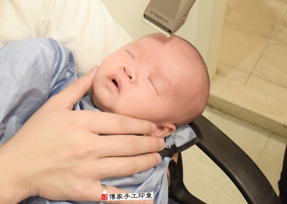 蔡寶寶(新北中和區到府嬰兒寶寶滿月剃頭理髮、免費到府嬰兒剃胎毛儀式吉祥話)。到府剃頭剃胎毛主持、專業拍照、DVD光碟、證書。★購買「臍帶章、肚臍章、胎毛筆刷印章」贈送：剃頭、收涎、抓周，三選一。2015.11.04 照片17