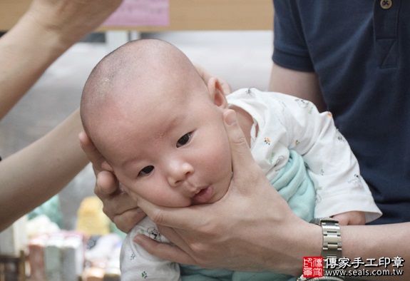 剃胎毛、滿月剃頭、嬰兒剃頭、嬰兒理髮、嬰兒剃髮、嬰兒剃胎毛、嬰兒滿月剃頭、寶寶剃頭、剃胎毛儀式、剃胎毛吉祥話、滿月剃頭儀式、滿月剃頭吉祥話、寶寶剃胎毛、寶寶滿月剃頭理髮、新北永和區剃胎毛、新北永和區滿月剃頭、新北永和區嬰兒剃頭剃胎毛、新北永和區嬰兒理髮、新北永和區嬰兒剃髮、林寶寶(新北永和區嬰兒寶寶滿月剃頭理髮、免費嬰兒剃胎毛儀式吉祥話)。中國風會場，爸媽寶貝免費穿「日中韓」古裝禮服。專業拍照、DVD光碟、證書。★購買「臍帶章、肚臍章、胎毛筆刷印章」贈送：剃頭、收涎、抓周，三選一。2016.04.09  照片15