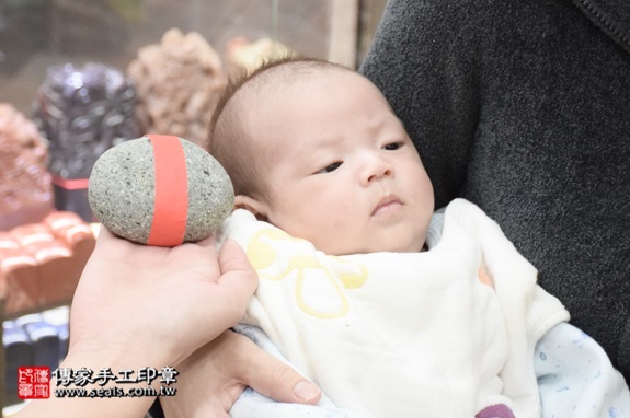 剃胎毛、滿月剃頭、嬰兒剃頭、嬰兒理髮、嬰兒剃髮、嬰兒剃胎毛、嬰兒滿月剃頭、寶寶剃頭、剃胎毛儀式、剃胎毛吉祥話、滿月剃頭儀式、滿月剃頭吉祥話、寶寶剃胎毛、寶寶滿月剃頭理髮、新北永和區剃胎毛、新北永和區滿月剃頭、新北永和區嬰兒剃頭剃胎毛、新北永和區嬰兒理髮、新北永和區嬰兒剃髮、周寶寶(新北永和區嬰兒寶寶滿月剃頭理髮、免費嬰兒剃胎毛儀式吉祥話)。中國風會場，爸媽寶貝免費穿「日中韓」古裝禮服。專業拍照、DVD光碟、證書。★購買「臍帶章、肚臍章、胎毛筆刷印章」贈送：剃頭、收涎、抓周，三選一。2015.12.19 照片5