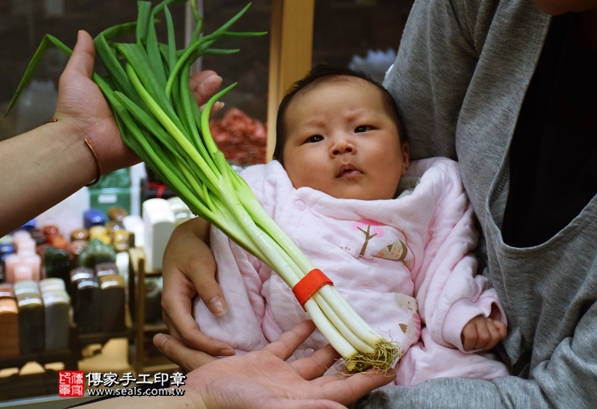 剃胎毛、滿月剃頭、嬰兒剃頭、嬰兒理髮、嬰兒剃髮、嬰兒剃胎毛、嬰兒滿月剃頭、寶寶剃頭、剃胎毛儀式、剃胎毛吉祥話、滿月剃頭儀式、滿月剃頭吉祥話、寶寶剃胎毛、寶寶滿月剃頭理髮、新北永和區剃胎毛、新北永和區滿月剃頭、新北永和區嬰兒剃頭剃胎毛、新北永和區嬰兒理髮、新北永和區嬰兒剃髮、鄭寶寶(新北永和區嬰兒寶寶滿月剃頭理髮、免費嬰兒剃胎毛儀式吉祥話)。中國風會場，爸媽寶貝免費穿「日中韓」古裝禮服。專業拍照、DVD光碟、證書。★購買「臍帶章、肚臍章、胎毛筆刷印章」贈送：剃頭、收涎、抓周，三選一。2016.04.11  照片11