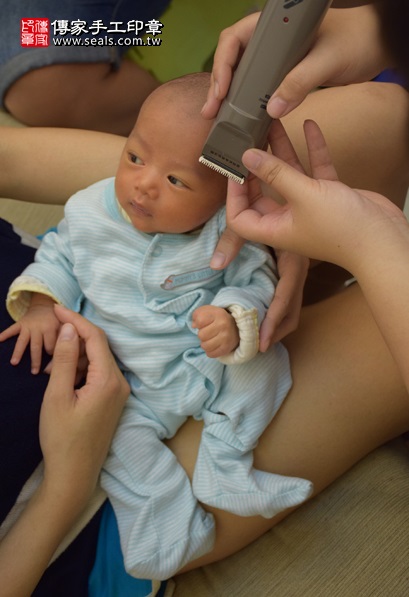 剃胎毛、滿月剃頭、嬰兒剃頭、嬰兒理髮、嬰兒剃髮、嬰兒剃胎毛、嬰兒滿月剃頭、寶寶剃頭、剃胎毛儀式、剃胎毛吉祥話、滿月剃頭儀式、滿月剃頭吉祥話、寶寶剃胎毛、寶寶滿月剃頭理髮、 台中北區剃胎毛、台中北區滿月剃頭、 台中北區嬰兒剃頭剃胎毛、台中北區嬰兒理髮、台中北區嬰兒剃髮、張寶寶(台中北區到府嬰兒寶寶滿月剃頭理髮、免費到府嬰兒剃胎毛儀式吉祥話)。到府剃頭剃胎毛主持、專業拍照、DVD光碟、證書。★購買「臍帶章、肚臍章、胎毛筆刷印章」贈送：剃頭、收涎、抓周，三選一。2016.04.07  照片17