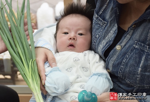 剃胎毛、滿月剃頭、嬰兒剃頭、嬰兒理髮、嬰兒剃髮、嬰兒剃胎毛、嬰兒滿月剃頭、寶寶剃頭、剃胎毛儀式、剃胎毛吉祥話、滿月剃頭儀式、滿月剃頭吉祥話、寶寶剃胎毛、寶寶滿月剃頭理髮、新北永和區剃胎毛、新北永和區滿月剃頭、新北永和區嬰兒剃頭剃胎毛、新北永和區嬰兒理髮、新北永和區嬰兒剃髮、小蘿蔔(新北永和區嬰兒寶寶滿月剃頭理髮、免費嬰兒剃胎毛儀式吉祥話)。中國風會場，爸媽寶貝免費穿「日中韓」古裝禮服。專業拍照、DVD光碟、證書。★購買「臍帶章、肚臍章、胎毛筆刷印章」贈送：剃頭、收涎、抓周，三選一。2016.05.14  照片14