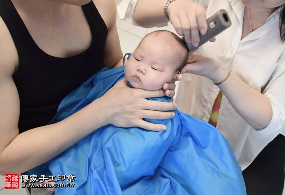 剃胎毛、滿月剃頭、嬰兒剃頭、嬰兒理髮、嬰兒剃髮、嬰兒剃胎毛、嬰兒滿月剃頭、寶寶剃頭、剃胎毛儀式、剃胎毛吉祥話、滿月剃頭儀式、滿月剃頭吉祥話、寶寶剃胎毛、寶寶滿月剃頭理髮、 台北中正區剃胎毛、台北中正區滿月剃頭、 台北中正區嬰兒剃頭剃胎毛、台北中正區嬰兒理髮、台北中正區嬰兒剃髮、張哥哥(台北中正區到府嬰兒寶寶滿月剃頭理髮、免費到府嬰兒剃胎毛儀式吉祥話)。到府剃頭剃胎毛主持、專業拍照、DVD光碟、證書。★購買「臍帶章、肚臍章、胎毛筆刷印章」贈送：剃頭、收涎、抓周，三選一。2016.04.16  照片17