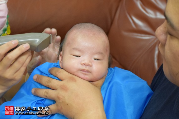 剃胎毛、滿月剃頭、嬰兒剃頭、嬰兒理髮、嬰兒剃髮、嬰兒剃胎毛、嬰兒滿月剃頭、寶寶剃頭、剃胎毛儀式、剃胎毛吉祥話、滿月剃頭儀式、滿月剃頭吉祥話、寶寶剃胎毛、寶寶滿月剃頭理髮、 新竹縣竹東地區剃胎毛、新竹縣竹東地區滿月剃頭、新竹縣竹東地區嬰兒剃頭剃胎毛、新竹縣竹東地區嬰兒理髮、新竹縣嬰兒剃髮、 林寶寶(新竹竹東鎮到府嬰兒寶寶滿月剃頭理髮、免費到府嬰兒剃胎毛儀式吉祥話)。到府剃頭剃胎毛主持、專業拍照、DVD光碟、證書。★購買「臍帶章、肚臍章、胎毛筆刷印章」贈送：剃頭、收涎、抓周，三選一。2017.09.03照片16