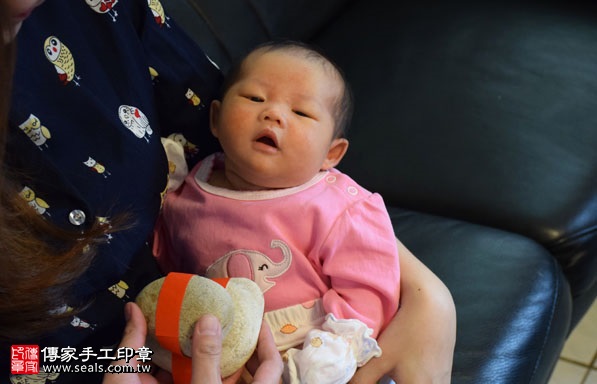 剃胎毛、滿月剃頭、嬰兒剃頭、嬰兒理髮、嬰兒剃髮、嬰兒剃胎毛、嬰兒滿月剃頭、寶寶剃頭、剃胎毛儀式、剃胎毛吉祥話、滿月剃頭儀式、滿月剃頭吉祥話、寶寶剃胎毛、寶寶滿月剃頭理髮、 桃園八德區剃胎毛、桃園八德區滿月剃頭、 桃園八德區嬰兒剃頭剃胎毛、桃園八德區嬰兒理髮、桃園八德區嬰兒剃髮、林寶寶(桃園八德區到府嬰兒寶寶滿月剃頭理髮、免費到府嬰兒剃胎毛儀式吉祥話)。到府剃頭剃胎毛主持、專業拍照、DVD光碟、證書。★購買「臍帶章、肚臍章、胎毛筆刷印章」贈送：剃頭、收涎、抓周，三選一。2016.12.03  照片5