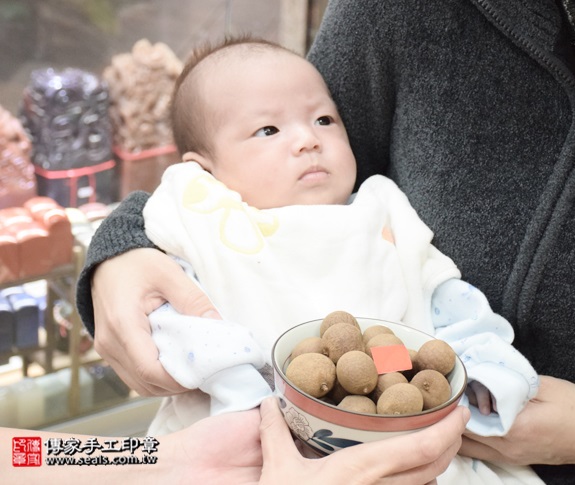 剃胎毛、滿月剃頭、嬰兒剃頭、嬰兒理髮、嬰兒剃髮、嬰兒剃胎毛、嬰兒滿月剃頭、寶寶剃頭、剃胎毛儀式、剃胎毛吉祥話、滿月剃頭儀式、滿月剃頭吉祥話、寶寶剃胎毛、寶寶滿月剃頭理髮、新北永和區剃胎毛、新北永和區滿月剃頭、新北永和區嬰兒剃頭剃胎毛、新北永和區嬰兒理髮、新北永和區嬰兒剃髮、周寶寶(新北永和區嬰兒寶寶滿月剃頭理髮、免費嬰兒剃胎毛儀式吉祥話)。中國風會場，爸媽寶貝免費穿「日中韓」古裝禮服。專業拍照、DVD光碟、證書。★購買「臍帶章、肚臍章、胎毛筆刷印章」贈送：剃頭、收涎、抓周，三選一。2015.12.19 照片6