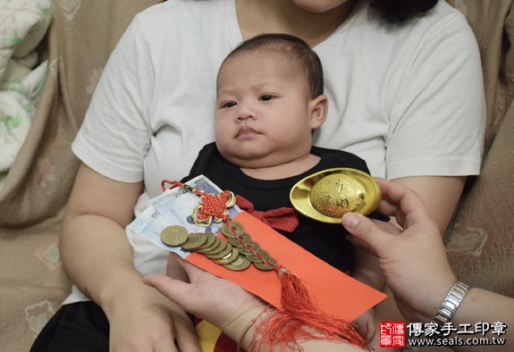 剃胎毛、滿月剃頭、嬰兒剃頭、嬰兒理髮、嬰兒剃髮、嬰兒剃胎毛、嬰兒滿月剃頭、寶寶剃頭、剃胎毛儀式、剃胎毛吉祥話、滿月剃頭儀式、滿月剃頭吉祥話、寶寶剃胎毛、寶寶滿月剃頭理髮、 新竹竹東鎮剃胎毛、新竹竹東鎮滿月剃頭、 新竹竹東鎮嬰兒剃頭剃胎毛、新竹竹東鎮嬰兒理髮、新竹竹東鎮嬰兒剃髮、張寶寶(新竹竹東鎮到府嬰兒寶寶滿月剃頭理髮、免費到府嬰兒剃胎毛儀式吉祥話)。到府剃頭剃胎毛主持、專業拍照、DVD光碟、證書。★購買「臍帶章、肚臍章、胎毛筆刷印章」贈送：剃頭、收涎、抓周，三選一。2016.04.09  照片15