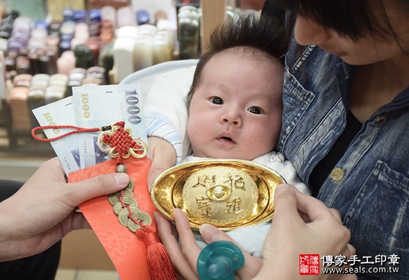 剃胎毛、滿月剃頭、嬰兒剃頭、嬰兒理髮、嬰兒剃髮、嬰兒剃胎毛、嬰兒滿月剃頭、寶寶剃頭、剃胎毛儀式、剃胎毛吉祥話、滿月剃頭儀式、滿月剃頭吉祥話、寶寶剃胎毛、寶寶滿月剃頭理髮、新北永和區剃胎毛、新北永和區滿月剃頭、新北永和區嬰兒剃頭剃胎毛、新北永和區嬰兒理髮、新北永和區嬰兒剃髮、小蘿蔔(新北永和區嬰兒寶寶滿月剃頭理髮、免費嬰兒剃胎毛儀式吉祥話)。中國風會場，爸媽寶貝免費穿「日中韓」古裝禮服。專業拍照、DVD光碟、證書。★購買「臍帶章、肚臍章、胎毛筆刷印章」贈送：剃頭、收涎、抓周，三選一。2016.05.14  照片15