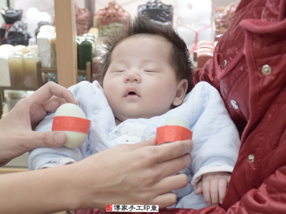 葉寶寶(新北永和區嬰兒寶寶滿月剃頭理髮、免費嬰兒剃胎毛儀式吉祥話)。中國風會場，爸媽寶貝免費穿「日中韓」古裝禮服。專業拍照、DVD光碟、證書。★購買「臍帶章、肚臍章、胎毛筆刷印章」贈送：剃頭、收涎、抓周，三選一。 2015.12.05 照片4