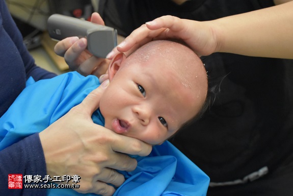 剃胎毛、滿月剃頭、嬰兒剃頭、嬰兒理髮、嬰兒剃髮、嬰兒剃胎毛、嬰兒滿月剃頭、寶寶剃頭、剃胎毛儀式、剃胎毛吉祥話、滿月剃頭儀式、滿月剃頭吉祥話、寶寶剃胎毛、寶寶滿月剃頭理髮、 新北市三重地區剃胎毛、新北市三重地區滿月剃頭、新北市三重地區嬰兒剃頭剃胎毛、新北市三重地區嬰兒理髮、新北市嬰兒剃髮、沈寶寶(新北三重區到府嬰兒寶寶滿月剃頭理髮、免費到府嬰兒剃胎毛儀式吉祥話)。到府剃頭剃胎毛主持、專業拍照、DVD光碟、證書。★購買「臍帶章、肚臍章、胎毛筆刷印章」贈送：剃頭、收涎、抓周，三選一。2017.11.17照片18