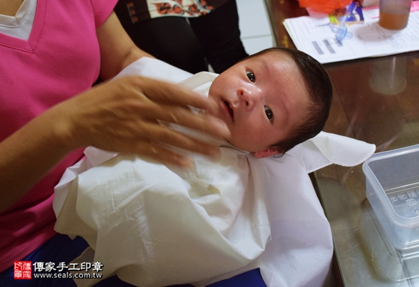 剃胎毛、滿月剃頭、嬰兒剃頭、嬰兒理髮、嬰兒剃髮、嬰兒剃胎毛、嬰兒滿月剃頭、寶寶剃頭、剃胎毛儀式、剃胎毛吉祥話、滿月剃頭儀式、滿月剃頭吉祥話、寶寶剃胎毛、寶寶滿月剃頭理髮、 台中北區剃胎毛、台中北區滿月剃頭、 台中北區嬰兒剃頭剃胎毛、台中北區嬰兒理髮、台中北區嬰兒剃髮、弟弟(台中北區到府嬰兒寶寶滿月剃頭理髮、免費到府嬰兒剃胎毛儀式吉祥話)。到府剃頭剃胎毛主持、專業拍照、DVD光碟、證書。★購買「臍帶章、肚臍章、胎毛筆刷印章」贈送：剃頭、收涎、抓周，三選一。2016.04.29  照片15