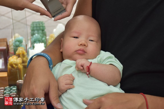 剃胎毛、滿月剃頭、嬰兒剃頭、嬰兒理髮、嬰兒剃髮、嬰兒剃胎毛、嬰兒滿月剃頭、寶寶剃頭、剃胎毛儀式、剃胎毛吉祥話、滿月剃頭儀式、滿月剃頭吉祥話、寶寶剃胎毛、寶寶滿月剃頭理髮、 新北市永和地區剃胎毛、新北市永和地區滿月剃頭、新北市永和地區嬰兒剃頭剃胎毛、新北市永和地區嬰兒理髮、新北市嬰兒剃髮、莊寶寶(新北永和區嬰兒寶寶滿月剃頭理髮、免費嬰兒剃胎毛儀式吉祥話)。中國風會場，爸媽寶貝免費穿「日中韓」古裝禮服。專業拍照、DVD光碟、證書。★購買「臍帶章、肚臍章、胎毛筆刷印章」贈送：剃頭、收涎、抓周，三選一。2017.09.06照片17