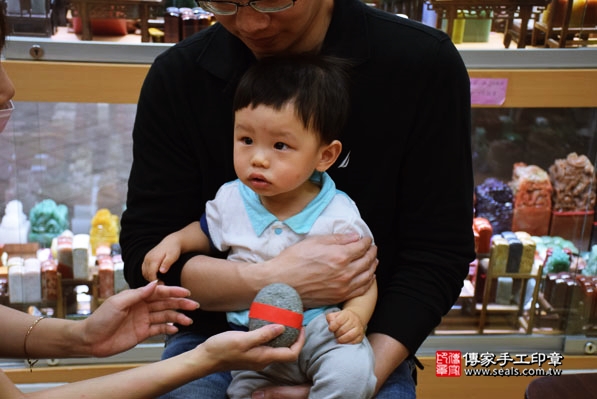 剃胎毛、滿月剃頭、嬰兒剃頭、嬰兒理髮、嬰兒剃髮、嬰兒剃胎毛、嬰兒滿月剃頭、寶寶剃頭、剃胎毛儀式、剃胎毛吉祥話、滿月剃頭儀式、滿月剃頭吉祥話、寶寶剃胎毛、寶寶滿月剃頭理髮、新北永和區剃胎毛、新北永和區滿月剃頭、新北永和區嬰兒剃頭剃胎毛、新北永和區嬰兒理髮、新北永和區嬰兒剃髮、胡寶寶(新北永和區嬰兒寶寶滿月剃頭理髮、免費嬰兒剃胎毛儀式吉祥話)。中國風會場，爸媽寶貝免費穿「日中韓」古裝禮服。專業拍照、DVD光碟、證書。★購買「臍帶章、肚臍章、胎毛筆刷印章」贈送：剃頭、收涎、抓周，三選一。2016.04.17  照片5