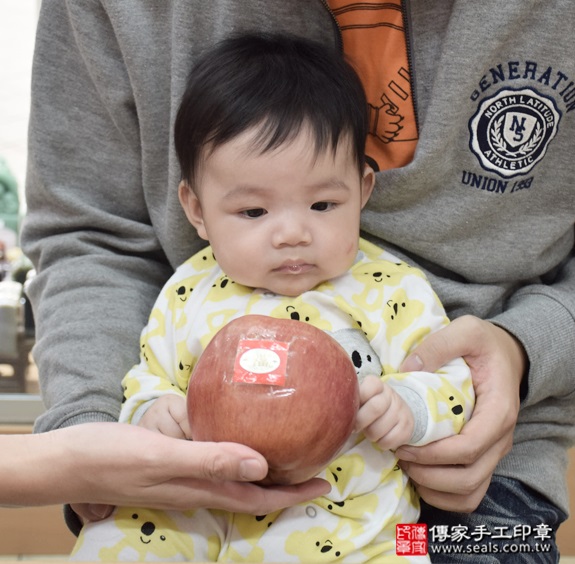 剃胎毛、滿月剃頭、嬰兒剃頭、嬰兒理髮、嬰兒剃髮、嬰兒剃胎毛、嬰兒滿月剃頭、寶寶剃頭、剃胎毛儀式、剃胎毛吉祥話、滿月剃頭儀式、滿月剃頭吉祥話、寶寶剃胎毛、寶寶滿月剃頭理髮、 新北永和區剃胎毛、新北永和區滿月剃頭、新北永和區嬰兒剃頭剃胎毛、新北永和區嬰兒理髮、新北永和區嬰兒剃髮、彭寶寶(新北永和區嬰兒寶寶滿月剃頭理髮、免費嬰兒剃胎毛儀式吉祥話)。中國風會場，爸媽寶貝免費穿「日中韓」古裝禮服。專業拍照、DVD光碟、證書。★購買「臍帶章、肚臍章、胎毛筆刷印章」贈送：剃頭、收涎、抓周，三選一。2015.12.13 照片8