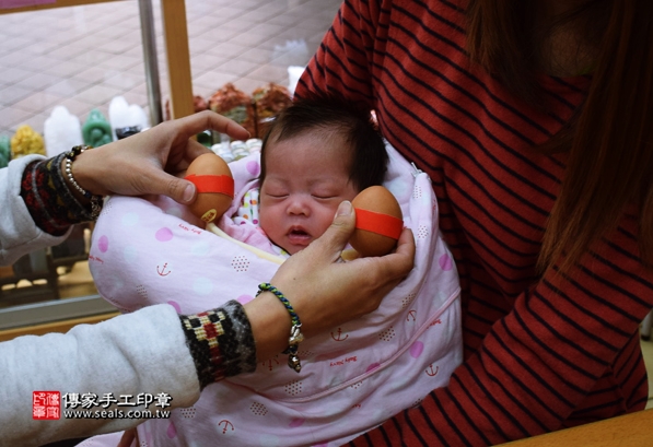 剃胎毛、滿月剃頭、嬰兒剃頭、嬰兒理髮、嬰兒剃髮、嬰兒剃胎毛、嬰兒滿月剃頭、寶寶剃頭、剃胎毛儀式、剃胎毛吉祥話、滿月剃頭儀式、滿月剃頭吉祥話、寶寶剃胎毛、寶寶滿月剃頭理髮、新北永和區剃胎毛、新北永和區滿月剃頭、新北永和區嬰兒剃頭剃胎毛、新北永和區嬰兒理髮、新北永和區嬰兒剃髮、許寶寶們(新北永和區嬰兒寶寶滿月剃頭理髮、免費嬰兒剃胎毛儀式吉祥話)。中國風會場，爸媽寶貝免費穿「日中韓」古裝禮服。專業拍照、DVD光碟、證書。★購買「臍帶章、肚臍章、胎毛筆刷印章」贈送：剃頭、收涎、抓周，三選一。2016.03.26  照片3