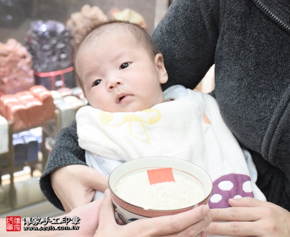 剃胎毛、滿月剃頭、嬰兒剃頭、嬰兒理髮、嬰兒剃髮、嬰兒剃胎毛、嬰兒滿月剃頭、寶寶剃頭、剃胎毛儀式、剃胎毛吉祥話、滿月剃頭儀式、滿月剃頭吉祥話、寶寶剃胎毛、寶寶滿月剃頭理髮、新北永和區剃胎毛、新北永和區滿月剃頭、新北永和區嬰兒剃頭剃胎毛、新北永和區嬰兒理髮、新北永和區嬰兒剃髮、周寶寶(新北永和區嬰兒寶寶滿月剃頭理髮、免費嬰兒剃胎毛儀式吉祥話)。中國風會場，爸媽寶貝免費穿「日中韓」古裝禮服。專業拍照、DVD光碟、證書。★購買「臍帶章、肚臍章、胎毛筆刷印章」贈送：剃頭、收涎、抓周，三選一。2015.12.19 照片7